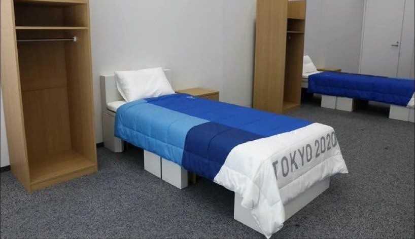 Atletas 'testam' cama de papelão antissexo das Olímpiadas: 'É falso! Notícia falsa!'