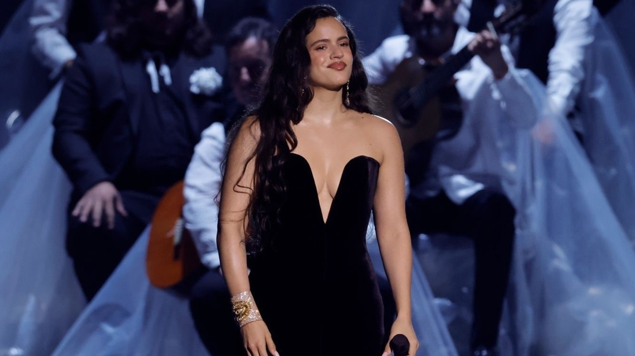 Grammy Latino 2023: Rosalía emociona ao performar 'se nos rompió el amor' Lorena Bueri
