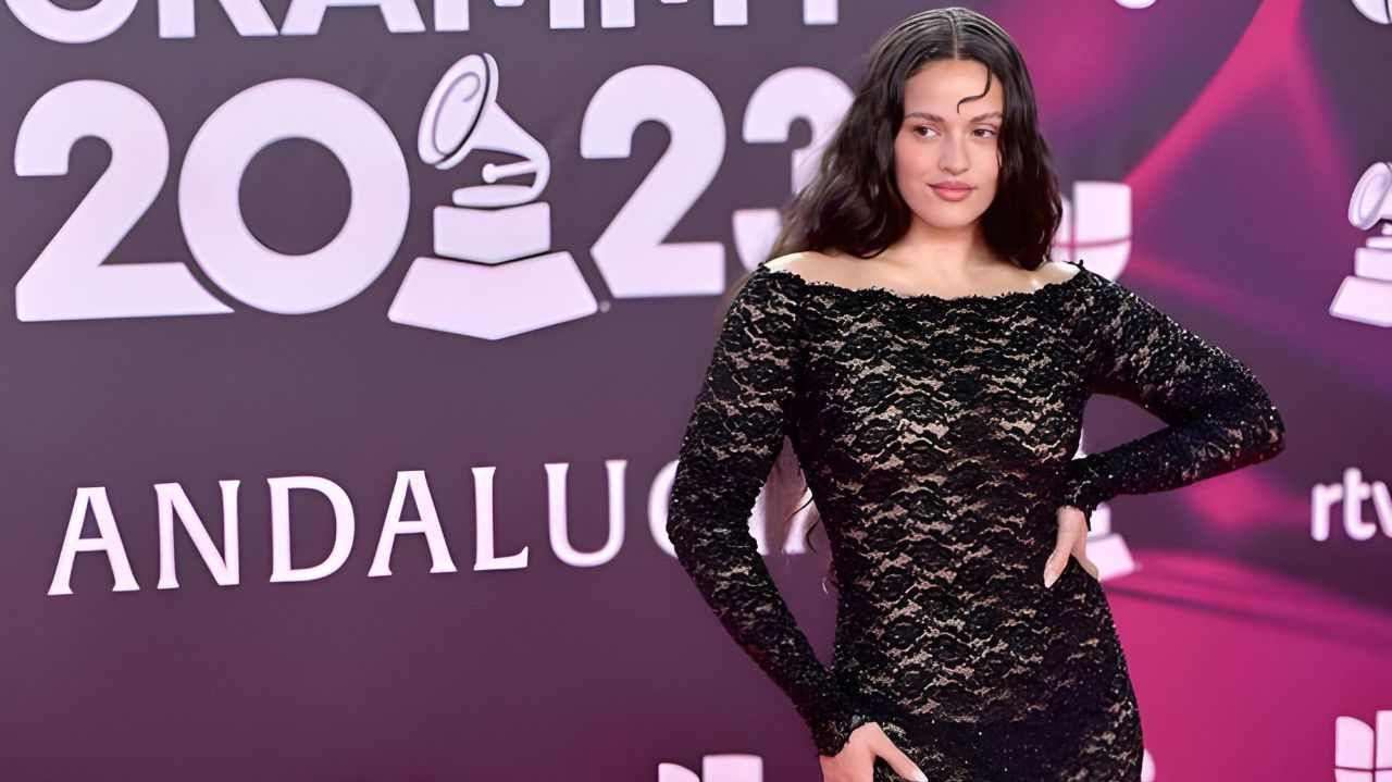 Grammy Latino 2023: Rosalía aparece com sobrancelha chamativa Lorena Bueri