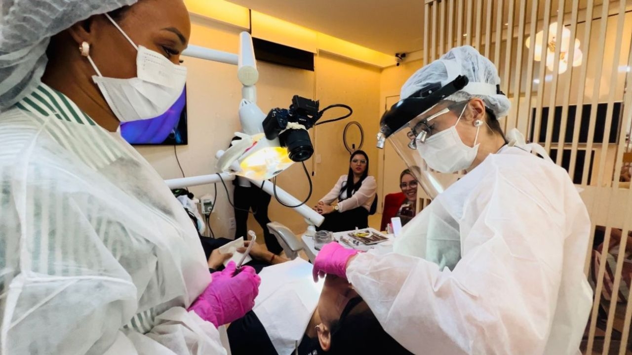 Dentista Desafia Indústria Farmacêutica com Técnica de Clareamento Inovadora, Zero Sensibilidade e sem Analgésicos Lorena Bueri