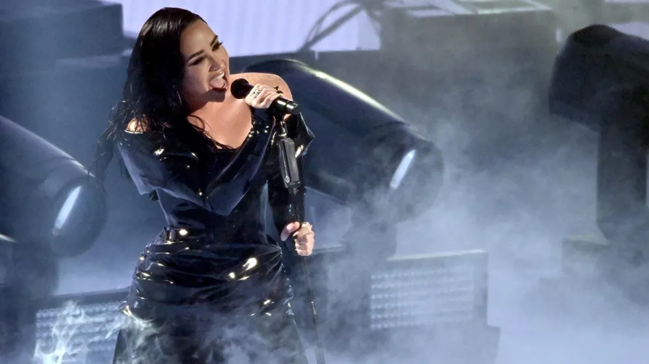 Em parceria com Demi Lovato e outros artistas, YouTube revela nova IA para criação de música Lorena Bueri