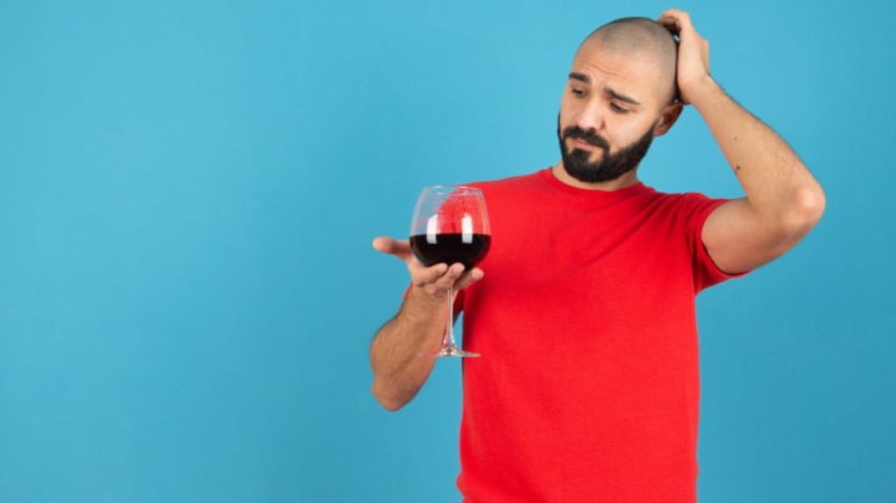 Estudo dos EUA pesquisa sobre o motivo da dor de cabeça após beber vinho tinto Lorena Bueri
