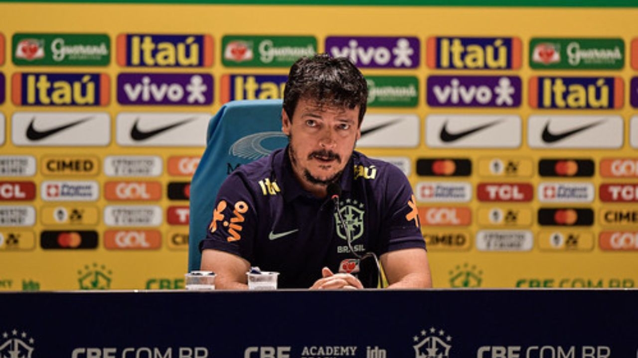 Após derrota, jogadores mantém confiança em Fernando Diniz na seleção brasileira: 'É meu treinador' Lorena Bueri