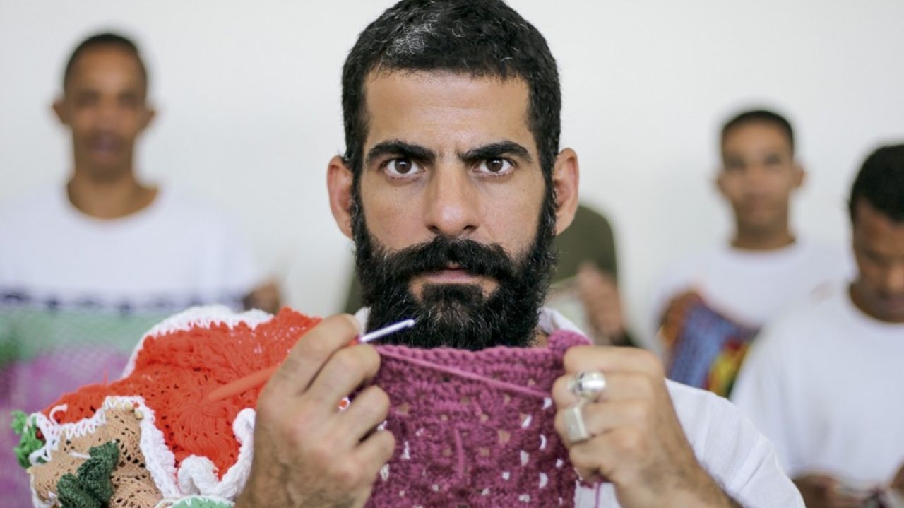 Documentário 'O Ponto Firme' apresenta moda e projeto social com crochê de Gustavo Silvestre Lorena Bueri