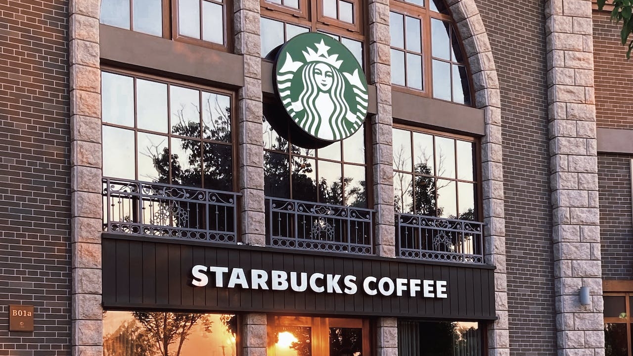 CEO da Starbucks planeja investir US$ 3 bilhões em reformulação da franquia Lorena Bueri