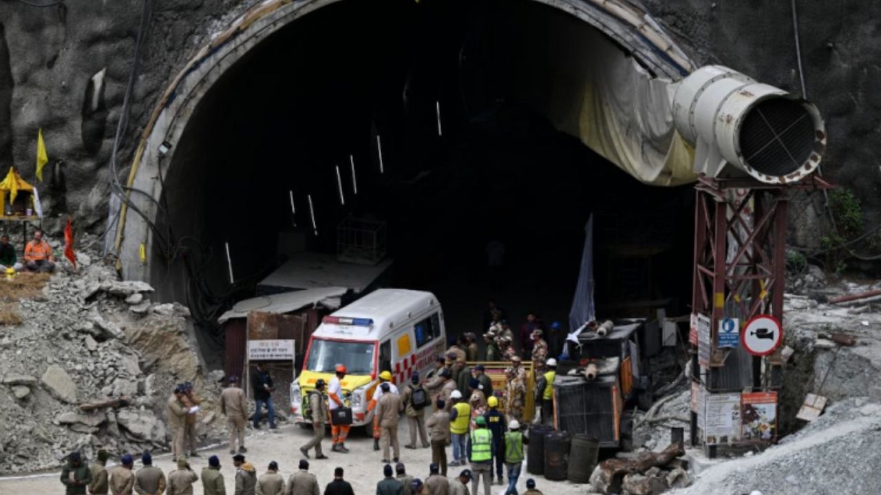 Operários presos em túnel no Himalaia são resgatados após 17 dias Lorena Bueri