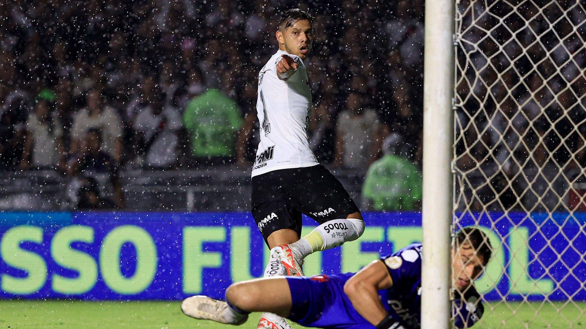 Corinthians vira no segundo tempo e deixa o Vasco perto do rebaixamento do Brasileirão Lorena Bueri