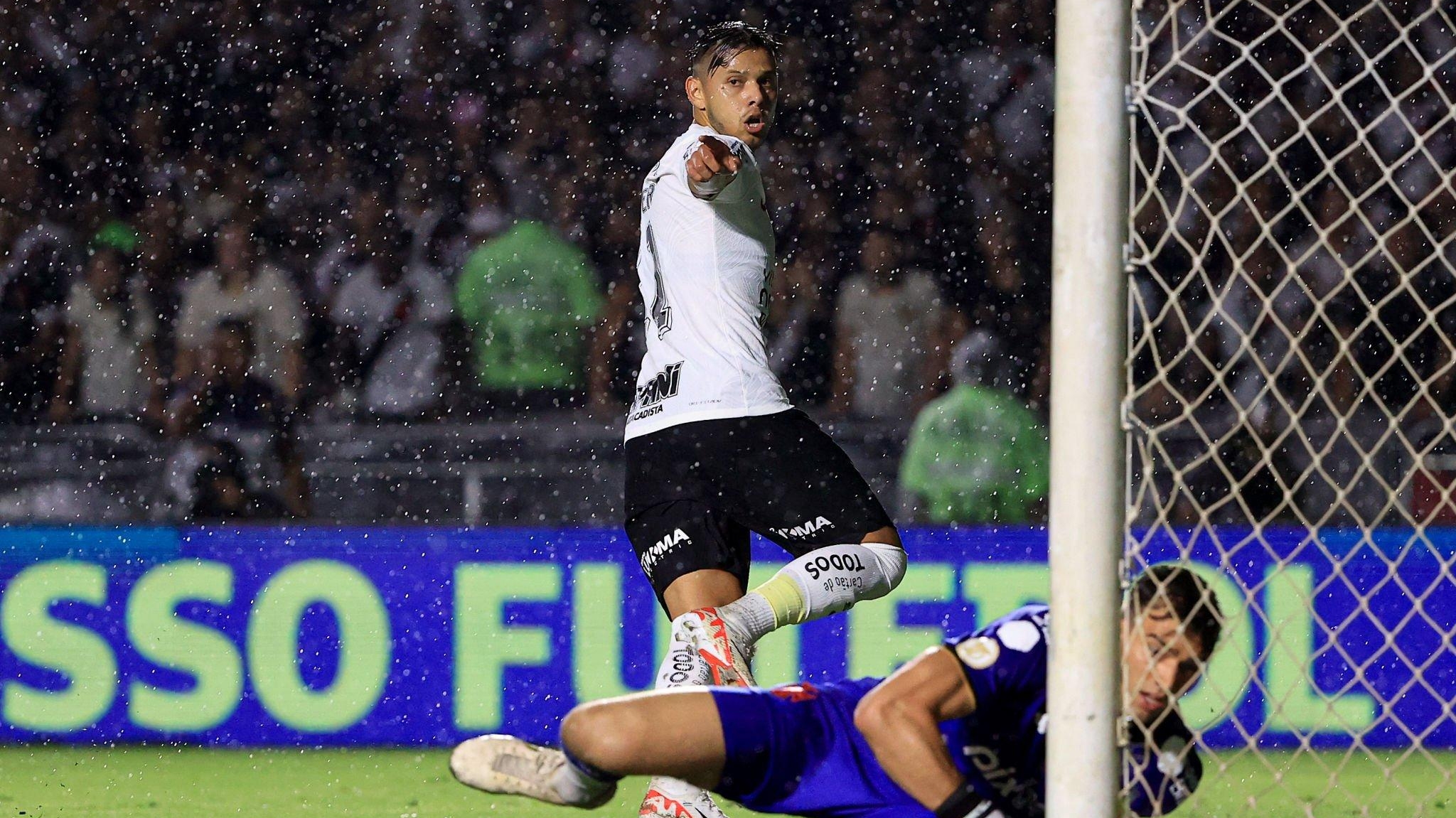 Atacante do Corinthians marca em empate e fica próximo de assumir