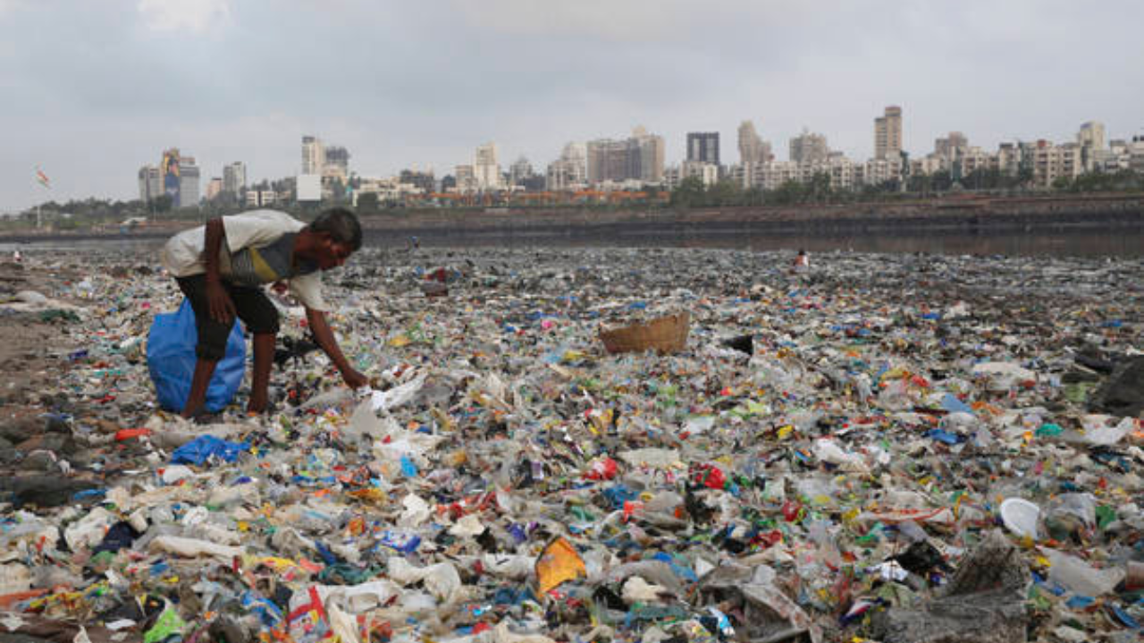Brasil enfrenta críticas em reunião da ONU sobre poluição plástica Lorena Bueri