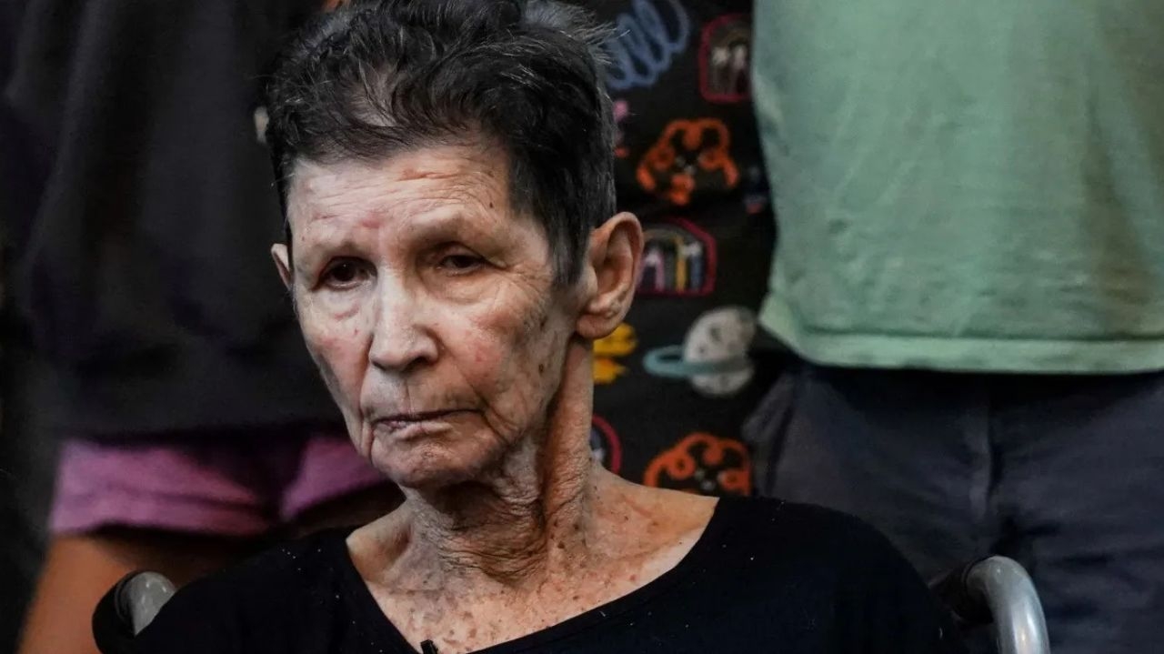 Ex-refém israelense comenta sobre as duas semanas presa em cativeiro Lorena Bueri