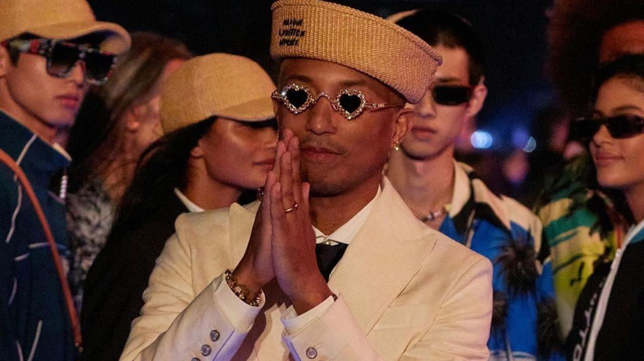 Pharrel Williams surge com óculos inusitado em desfile da Louis Vuitton Lorena Bueri