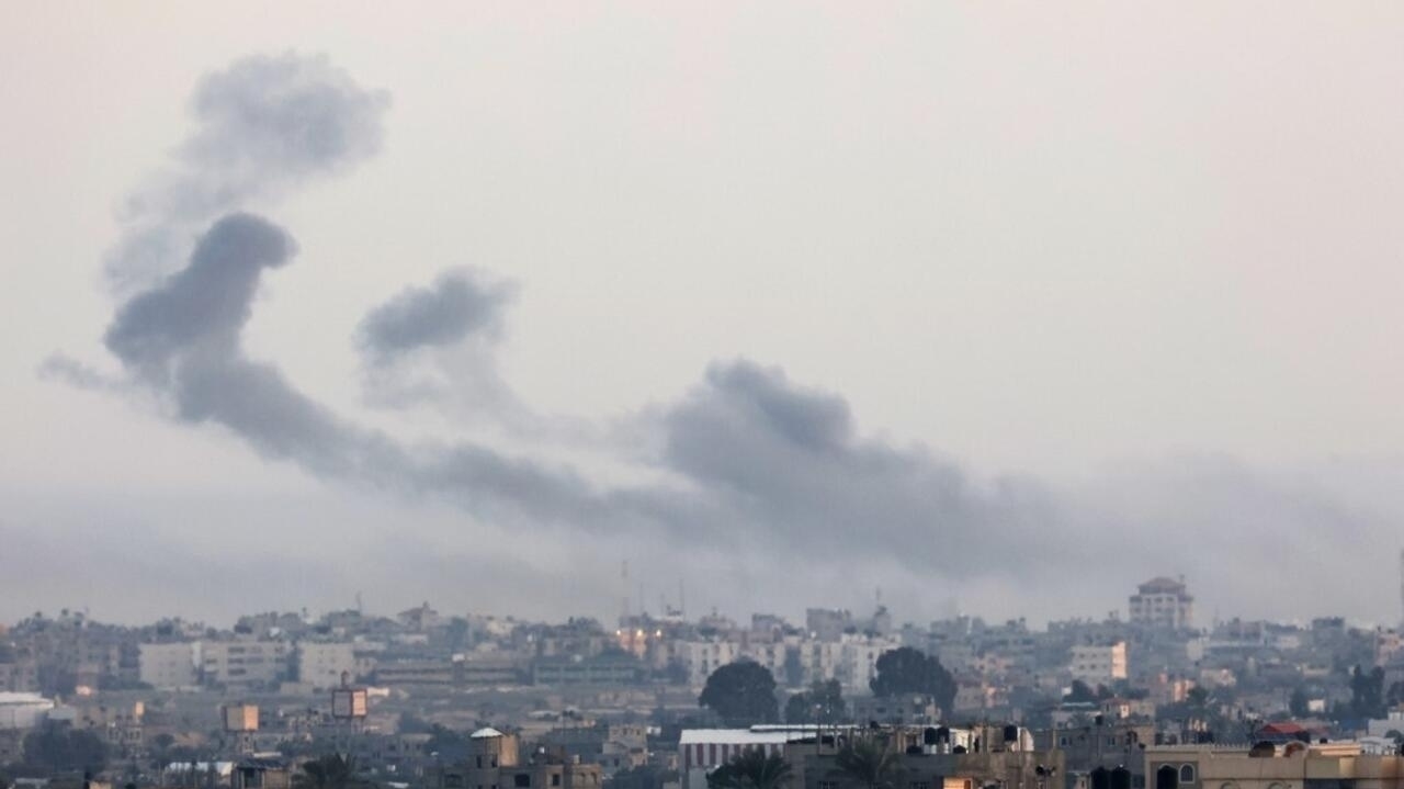 Israel bombardeia sul de Gaza e cerca cidade de Khan Younis  Lorena Bueri
