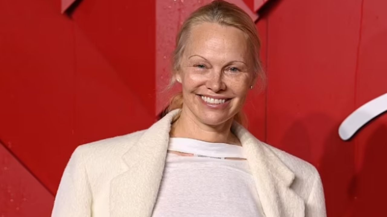Fashion Awards 2023: Pamela Anderson comparece ao evento de cara limpa Lorena Bueri