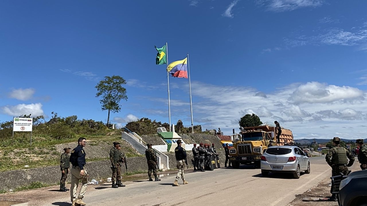 Exército coloca veículos blindados em Roraima na fronteira com a