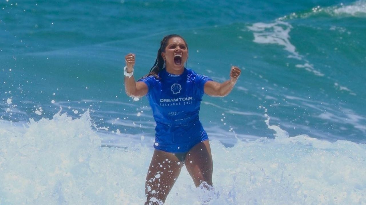 Tainá Hinckel é campeã nacional de surfe Lorena Bueri