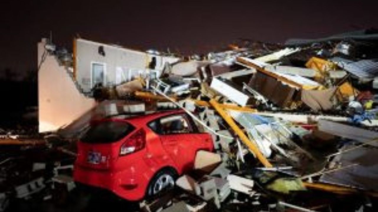 Tornado em período inesperado deixa vítimas no Tennessee Lorena Bueri