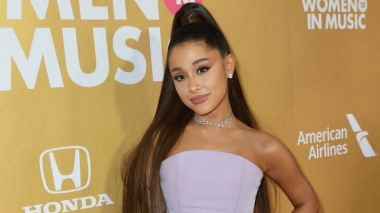 Ariana Grande lança versão explícita de 'Santa Tell Me' Lorena Bueri
