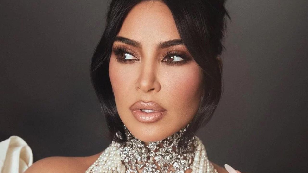 Conheça as principais contribuições de Kim Kardashian para o mundo da maquiagem Lorena Bueri