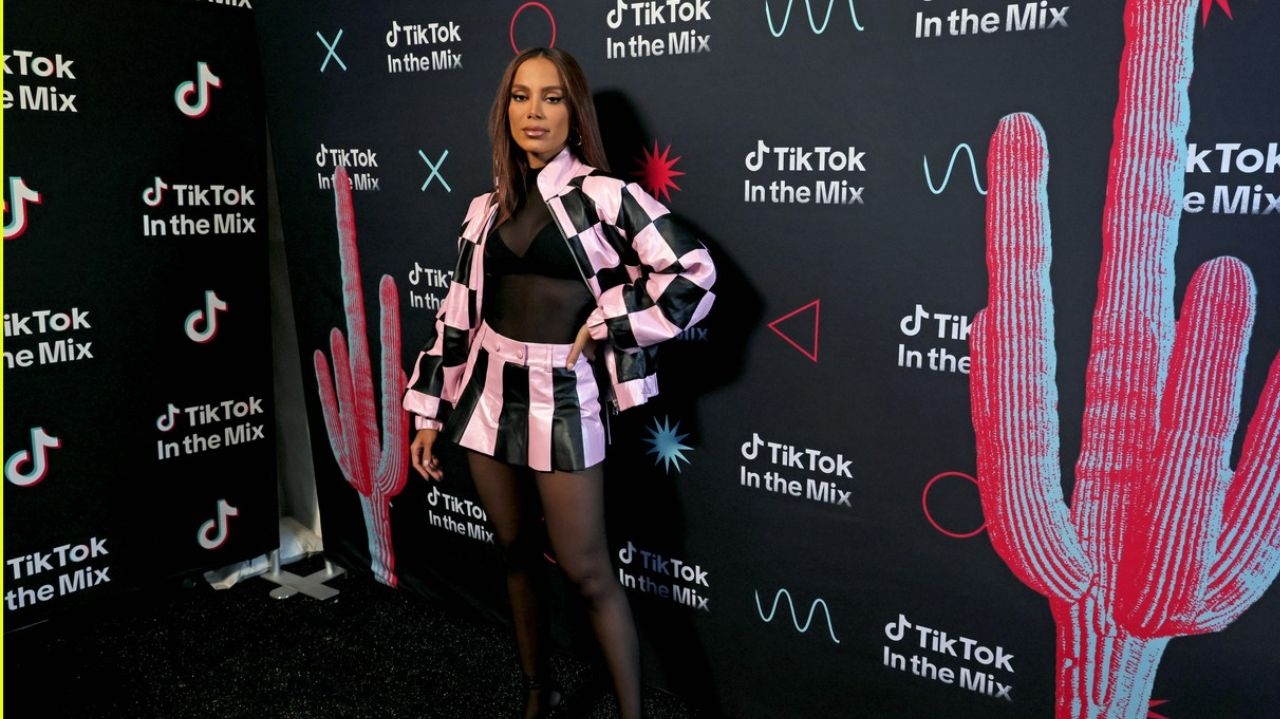Anitta escolhe look de marca nacional para evento do Tik Tok  Lorena Bueri