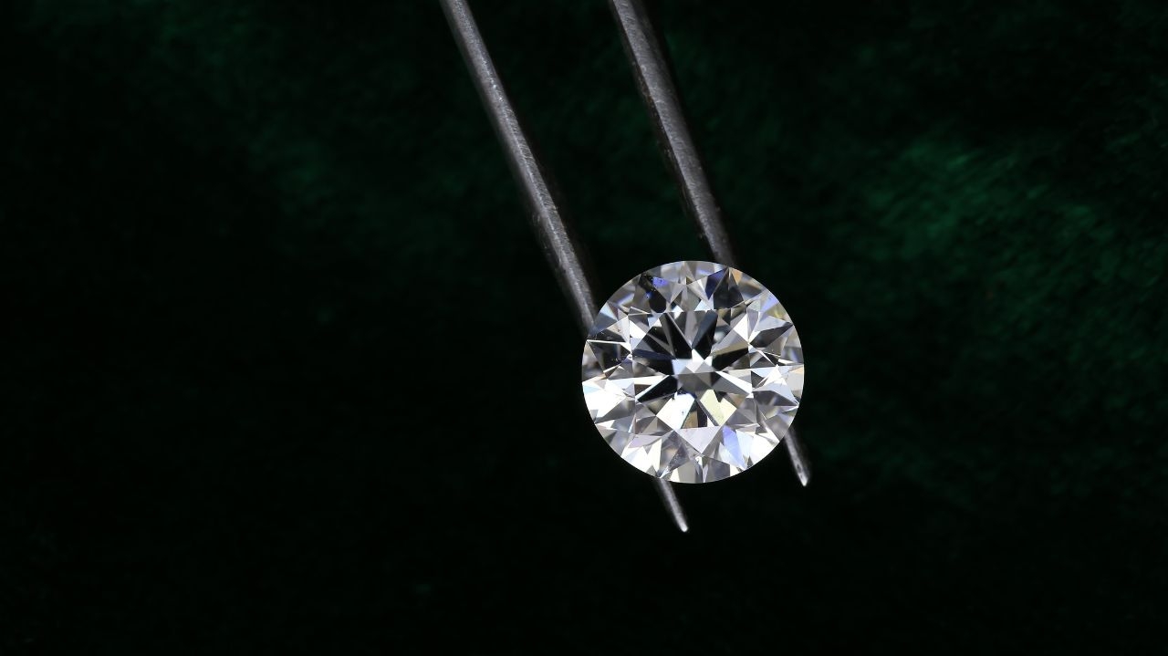Ritz Paris encontra diamante de US$ 800 mil em aspirador de pó Lorena Bueri
