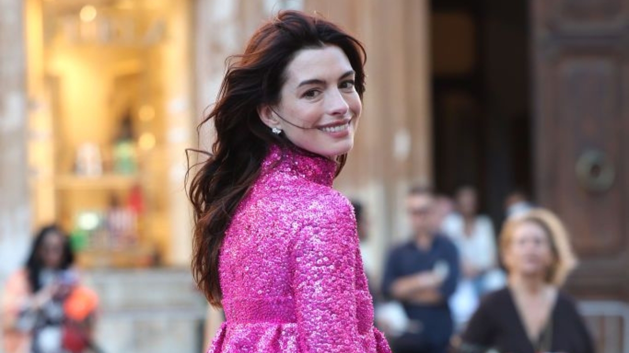 Anne Hathaway revela que se sente 'sortuda' por descarte da sua versão de 'Barbie' Lorena Bueri
