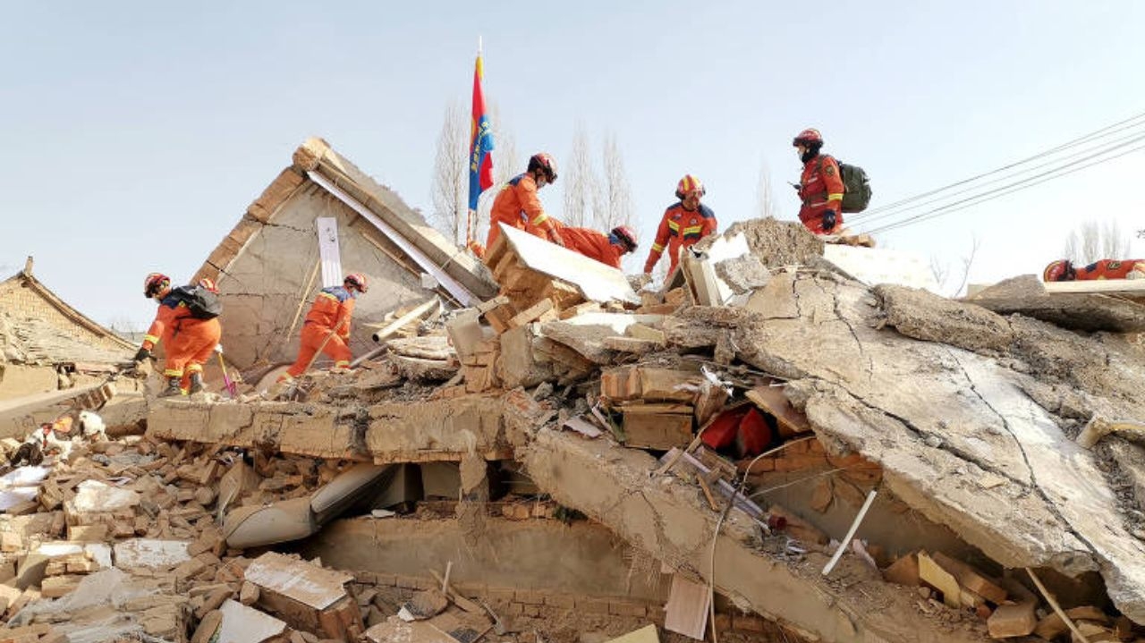 Equipes buscam por sobreviventes de terremoto na China Lorena Bueri