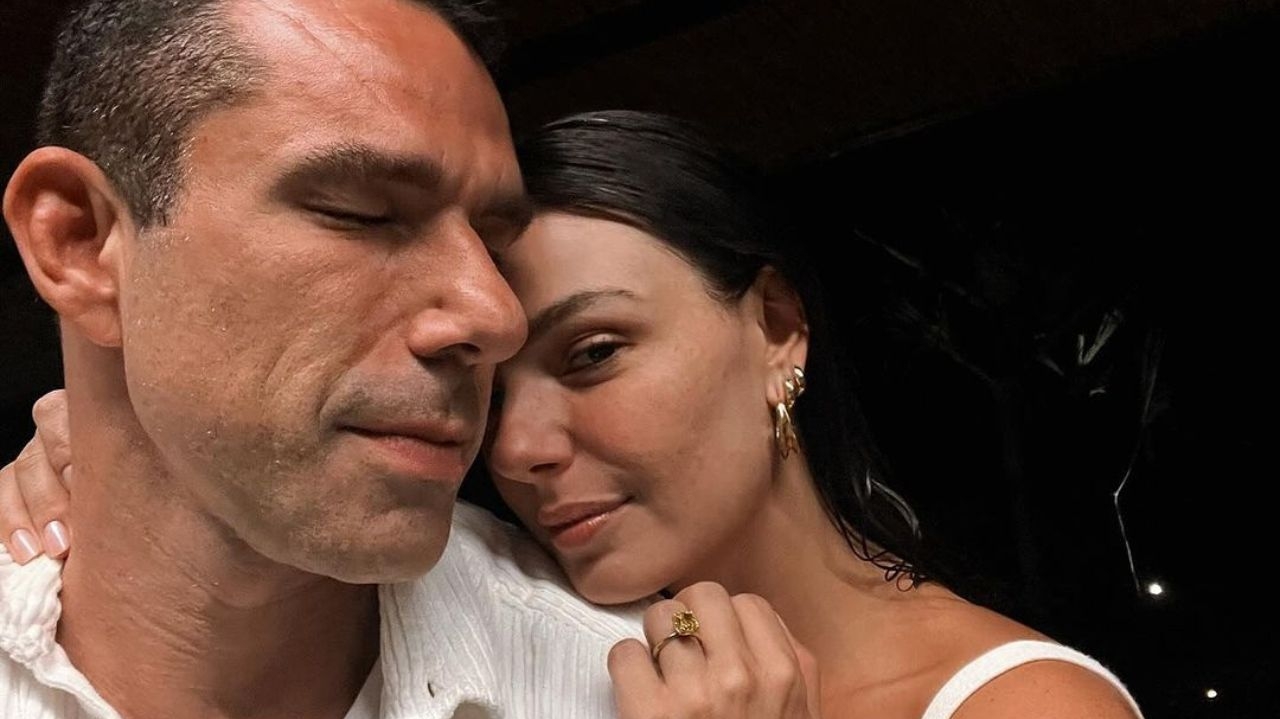 Isis Valverde ganha anel de noivado de meio milhão de reais de Marcus Buaiz Lorena Bueri