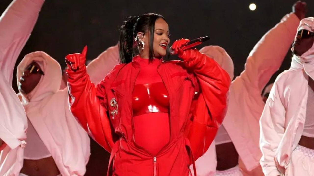 Rihanna revela imprevisto que a fez anunciar gravidez no SuperBowl Lorena Bueri