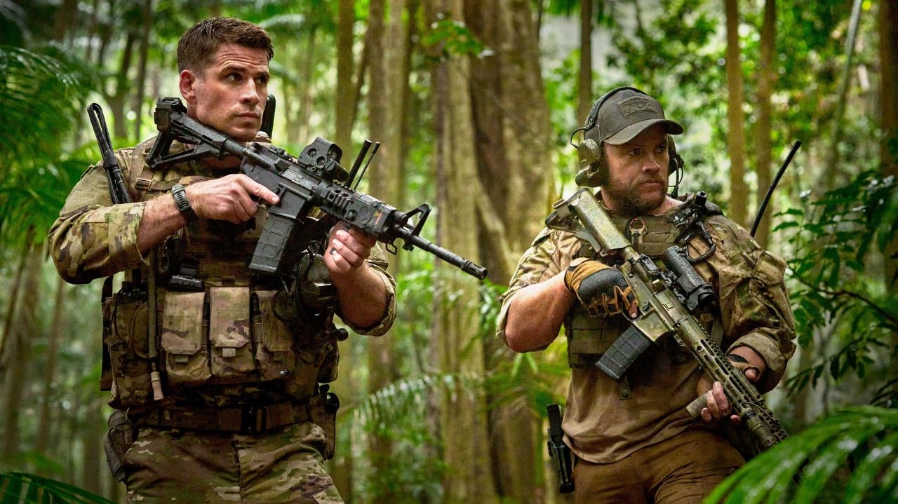Liam Hemsworth e Luke Hemsworth contracenam no filme 'Land Of Bad' Lorena Bueri