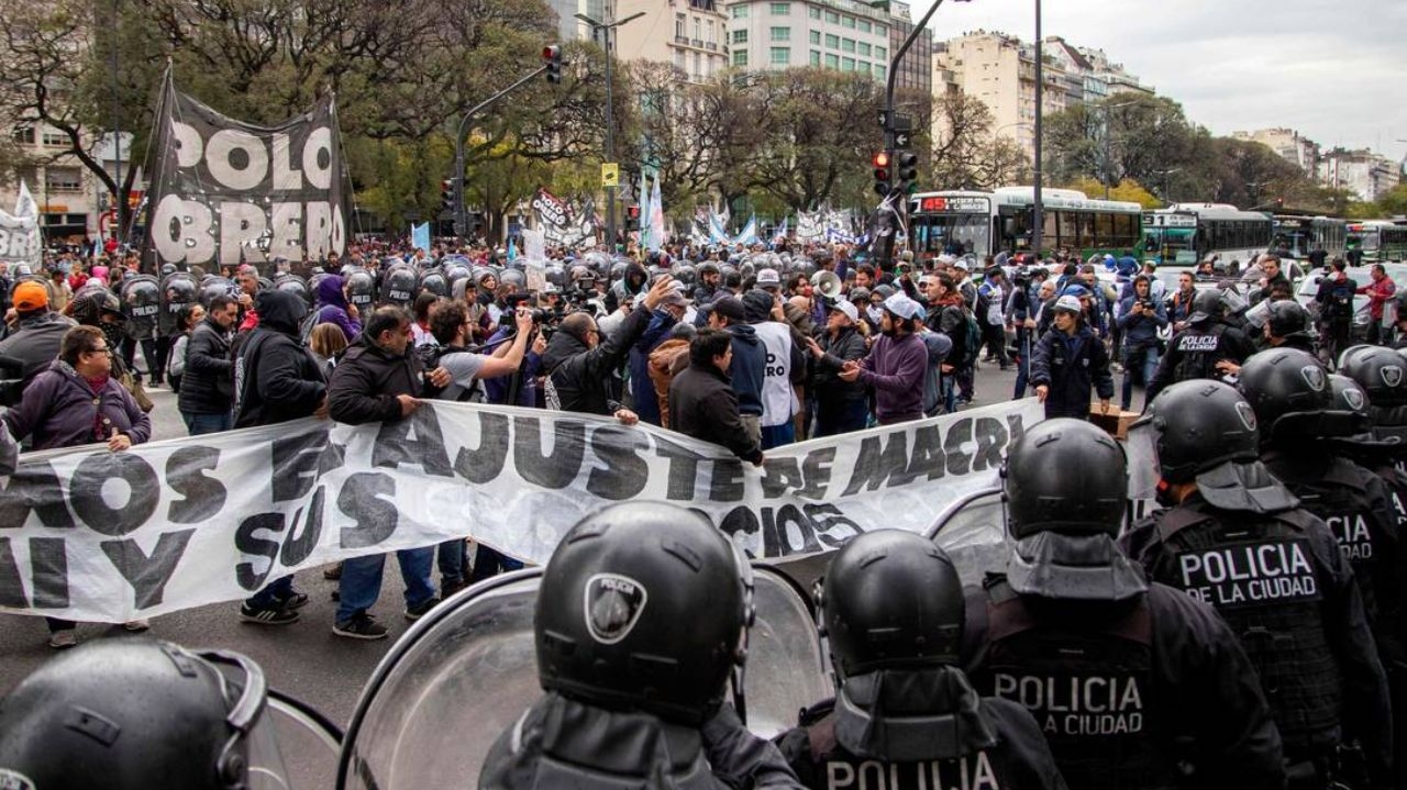 Manifestações na Argentina: primeiro protesto contra Milei tem confronto entre polícias e manifestantes  Lorena Bueri