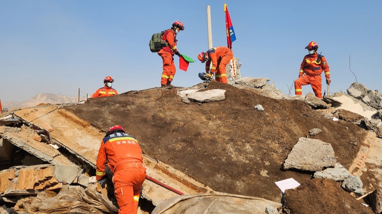 Vítimas fatais de terremoto na China aumenta para 135 pessoas após três dias Lorena Bueri