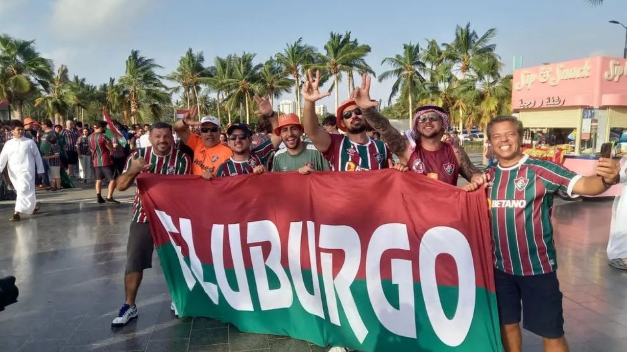 Torcida do Fluminense se reúne em frente ao hotel para apoiar a equipe antes da final Lorena Bueri