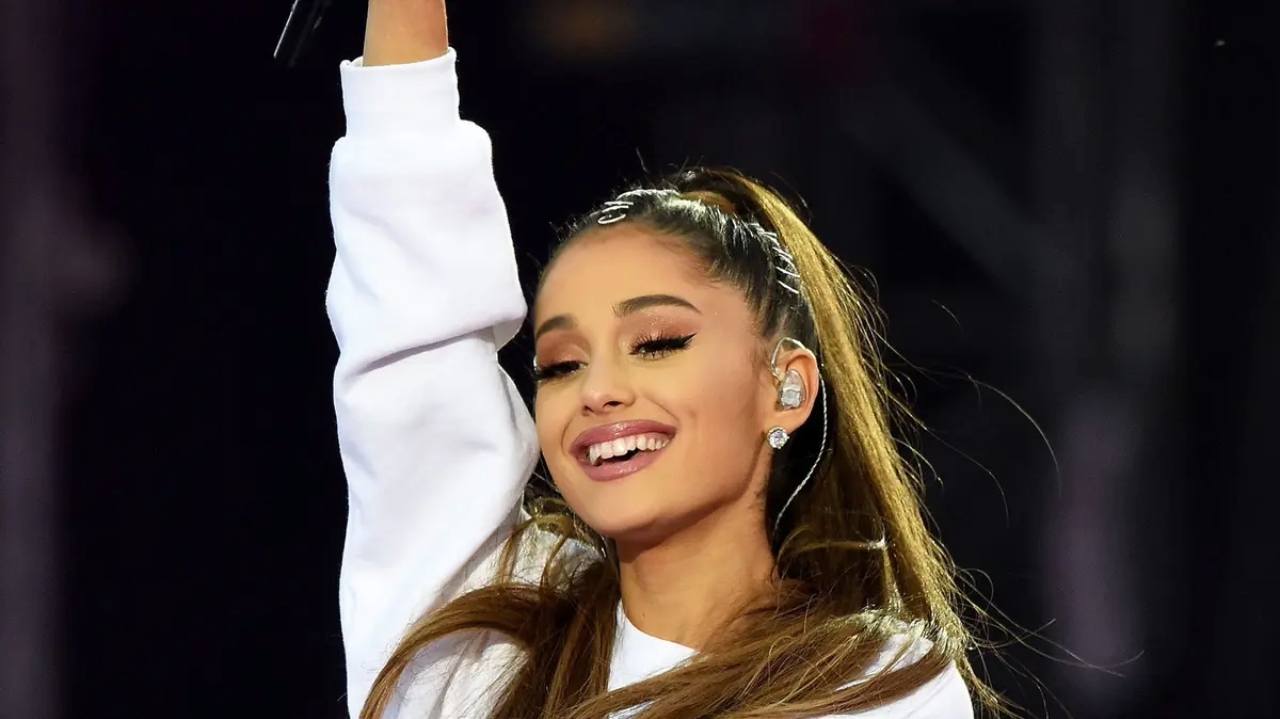 'Santa Tell Me', de Ariana Grande, ultrapassa a marca de 1 bilhão de streams, segundo Tracklist Lorena Bueri