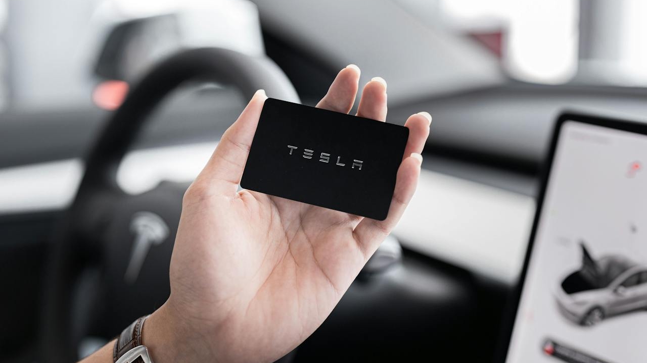 Tesla chama mais de 120 mil veículos para recall devido falha de segurança Lorena Bueri