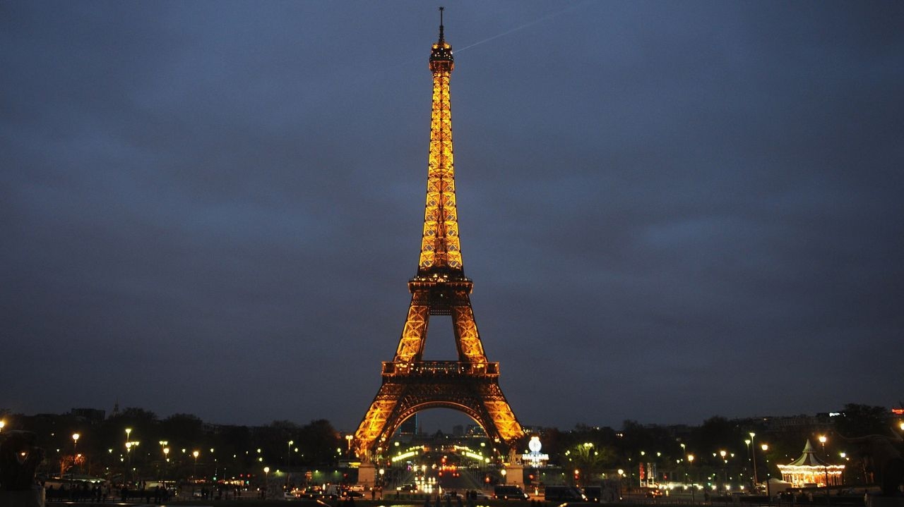 Torre Eiffel entra em paralisação de suas atividades devido à greve Lorena Bueri
