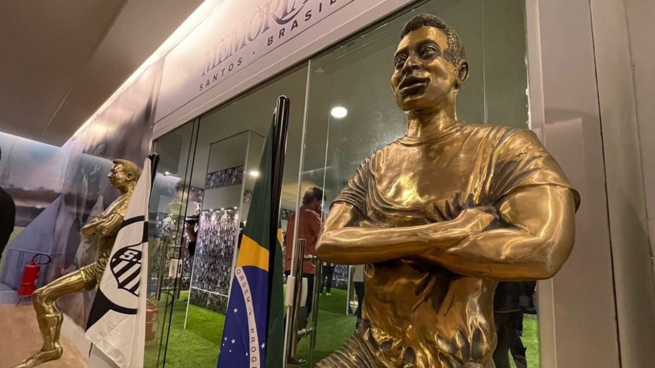 Após um ano da morte de Pelé, sete mil pessoas visitaram seu mausoléu em Santos Lorena Bueri