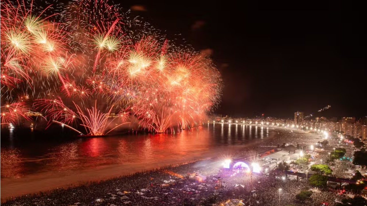 Rio comemora a virada de ano com festa em grande estilo  Lorena Bueri