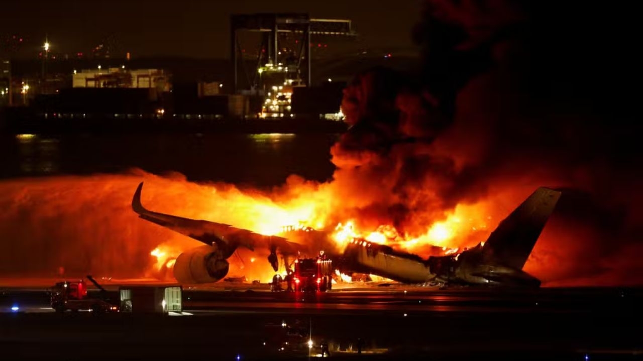 Aviões colidem e deixam 5 mortos em aeroporto de Tóquio  Lorena Bueri