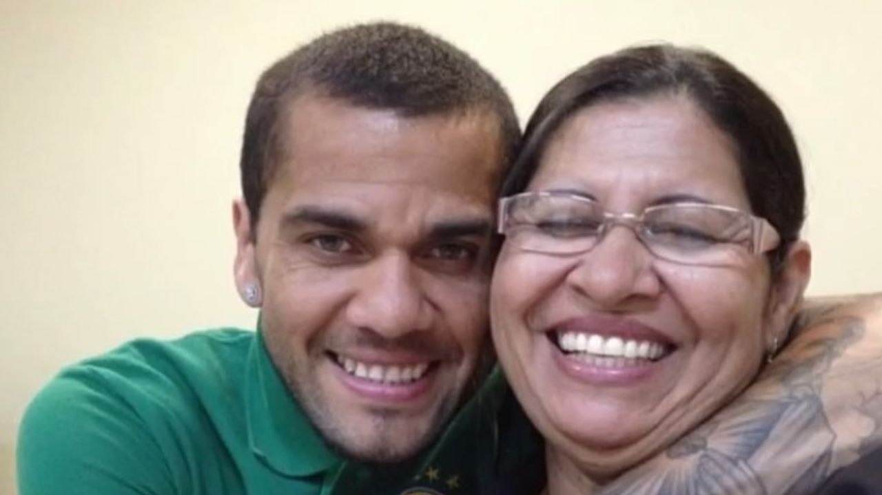 Mãe de Daniel Alves expõe rosto e nome de mulher que acusa jogador de estupro Lorena Bueri