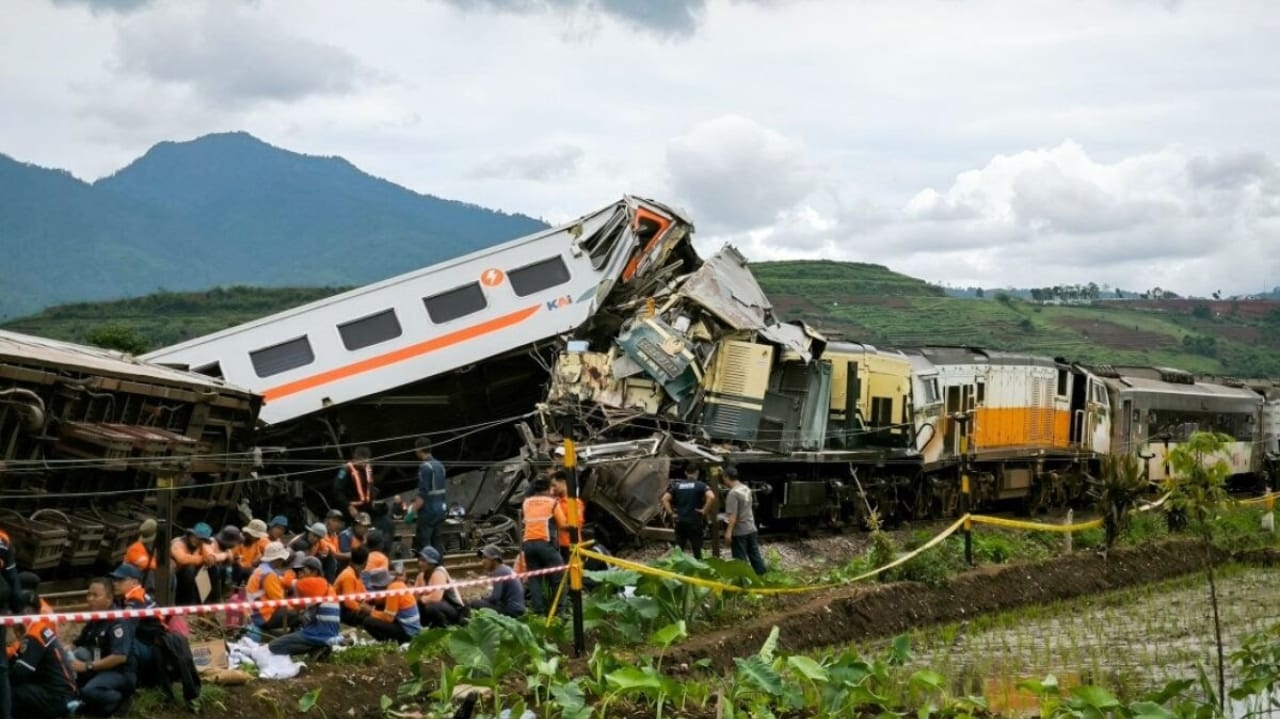 Quatro mortes são confirmadas após choque de trens na Indonésia Lorena Bueri