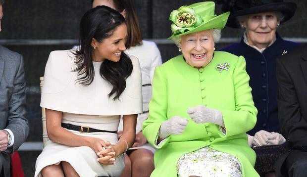 Membros da realeza britânica precisam obedecer regras de moda