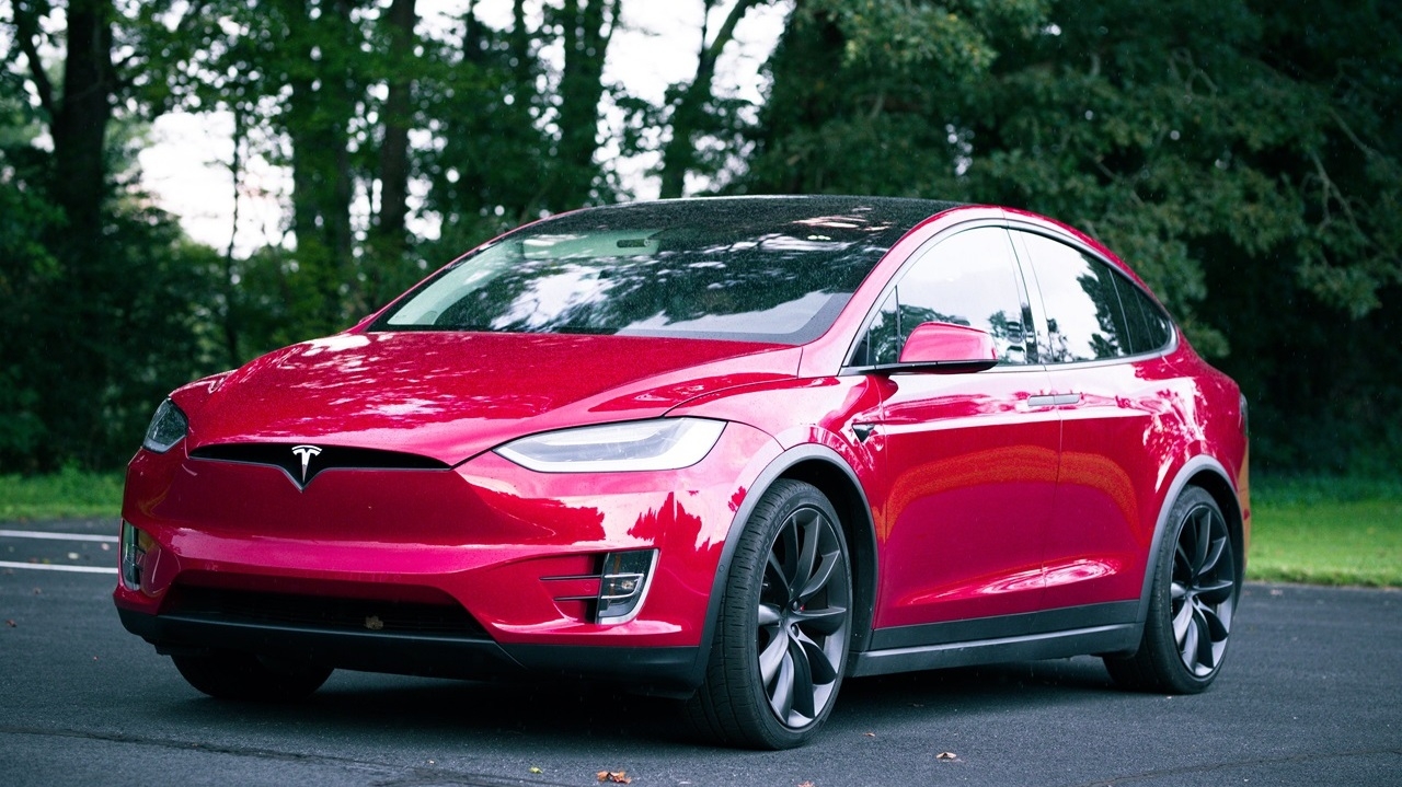 Tesla faz recall de 1,6 milhão de veículos na China por problemas de segurança Lorena Bueri