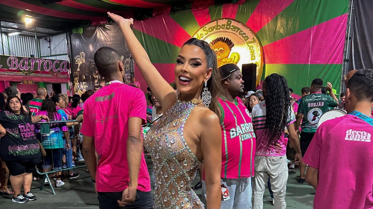 Ivy Moraes brilha em ensaio de carnaval com look cheio de transparências Lorena Bueri