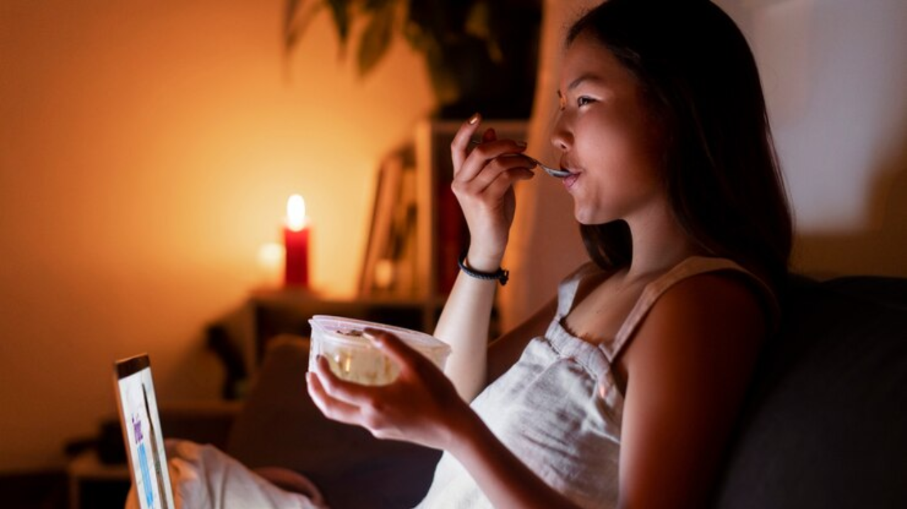 Estudos recomendam refeições leves e saudáveis para quem se alimenta à noite Lorena Bueri
