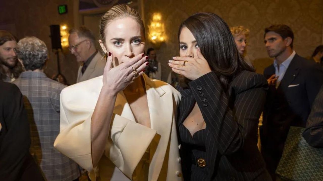 Selena Gomez e Emily Blunt alfinetam 'detetives virtuais' em foto cobrindo a boca Lorena Bueri