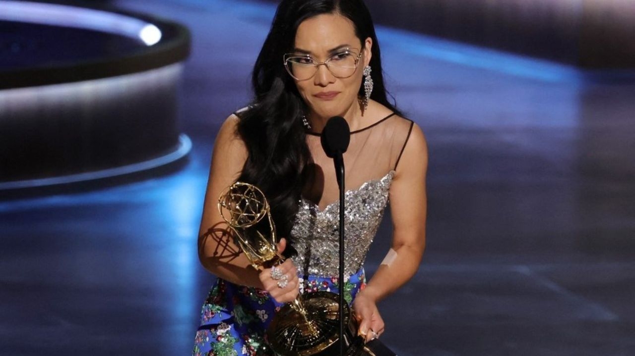 Emmy Awards: Ali Wong vence na categoria Melhor Atriz em Minisséries, Antologia e Telefilme Lorena Bueri