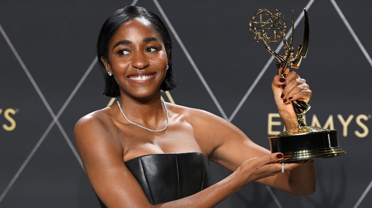 Emmy Awards: Ayo Edebiri vence a categoria Melhor Atriz Coadjuvante em Série de Comédia Lorena Bueri