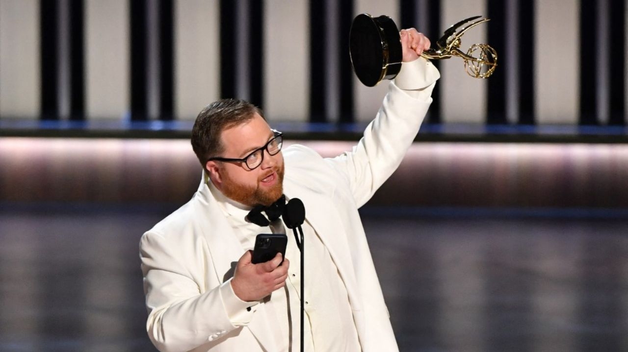 Emmy Awards: Paul Walter Hauser vence o prêmio de Melhor Ator Coadjuvante em Minissérie, Antologia ou Telefilme Lorena Bueri