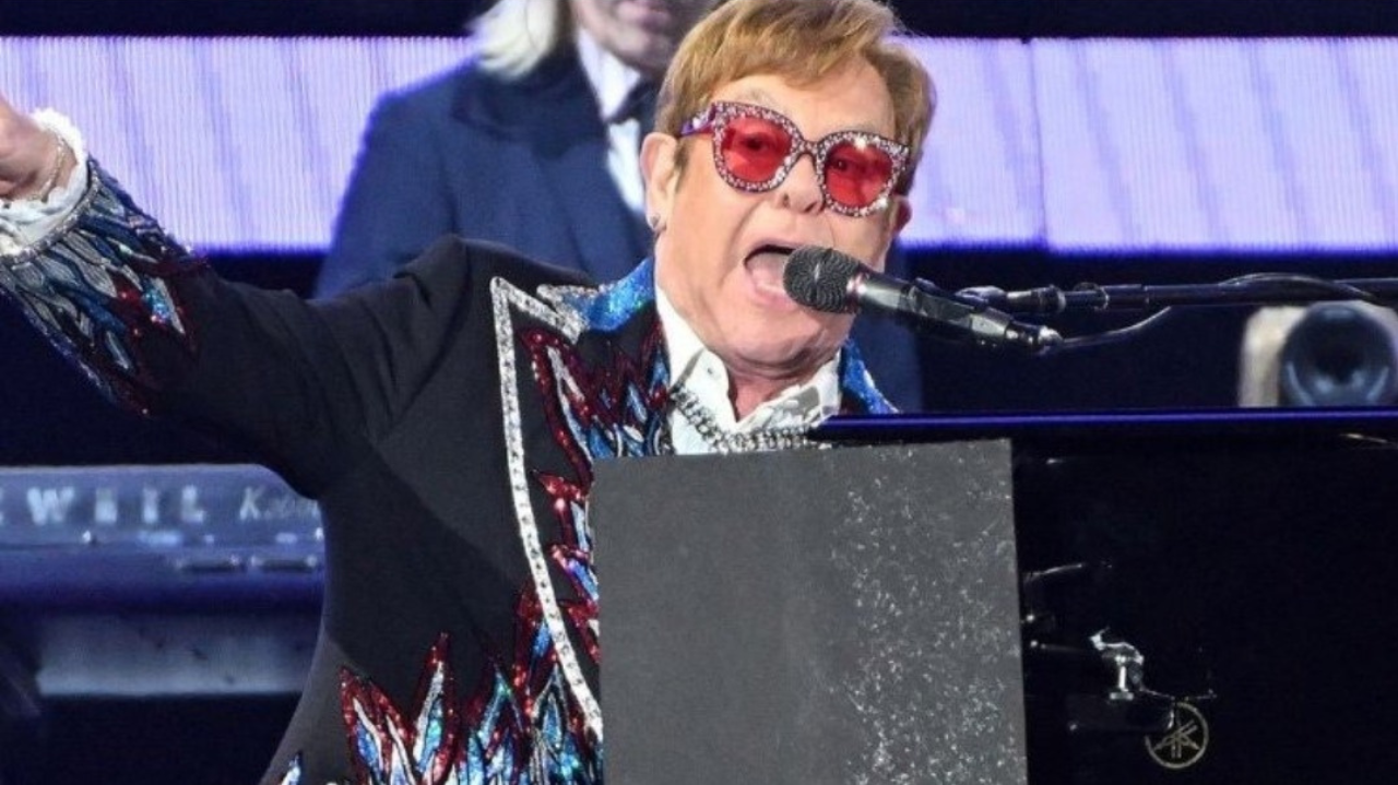 Após vitória no Emmy 2023, Elton John se torna EGOT Lorena Bueri