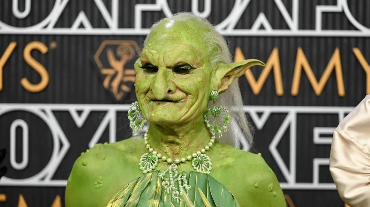 'Ela está de volta':  saiba quem foi a personalidade destaque no 75º Emmy Awards vestida de duende verde Lorena Bueri